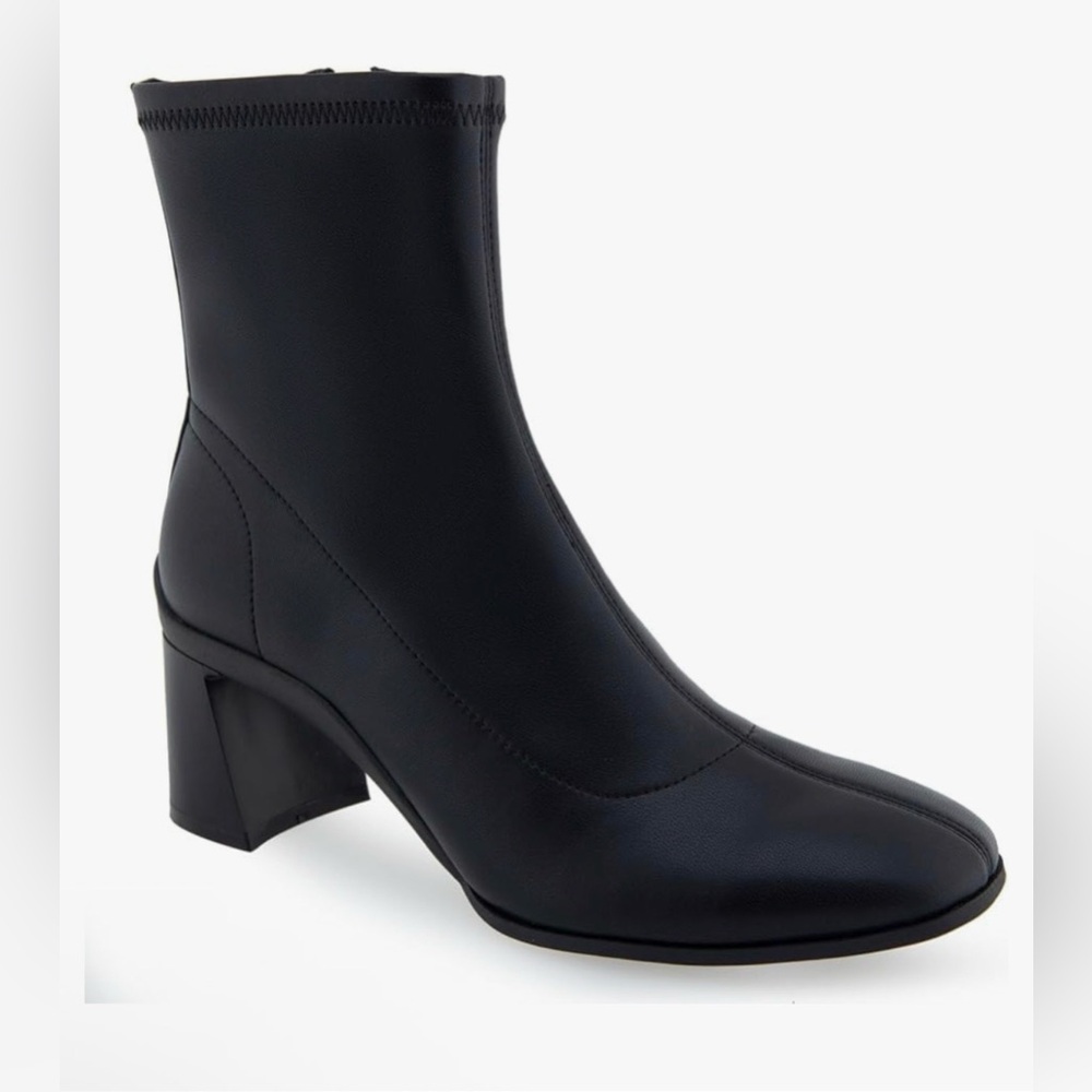 Aerosoles Corinda ankle boots in black, size 8 Wide.